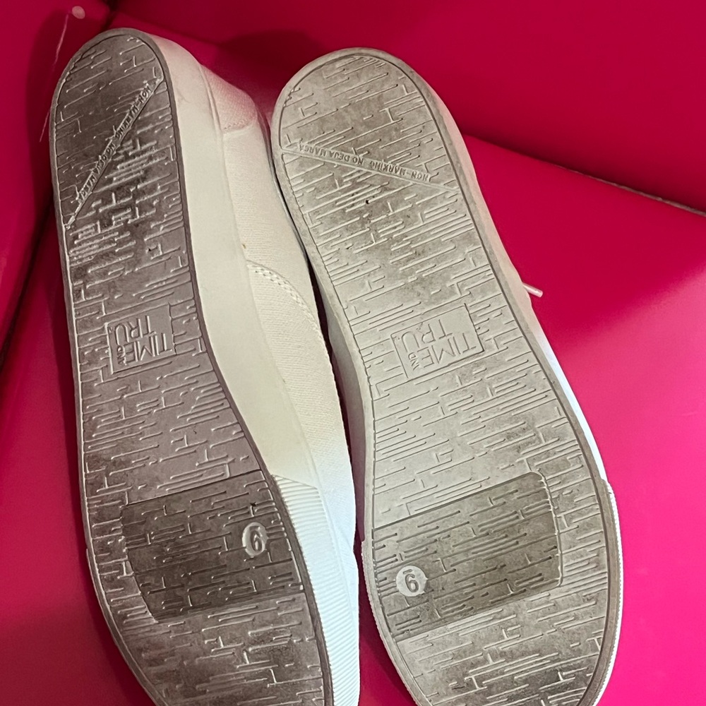 Time and Tru Women's Casual Lace up Memory Foam Sneakers Size: 9 - Picture 3 of 3